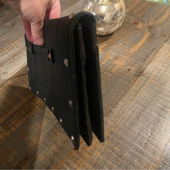 Keep it edgy look with this Catherine’s Clutch purse 🖤😍🖤 - Picture 3 of 10